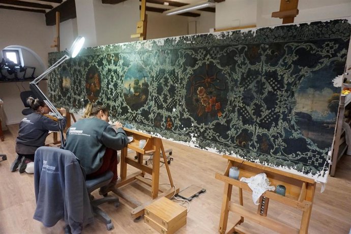 Las dimensiones de la obra son de noventa centímetros de alto y casi cinco metros de largo.