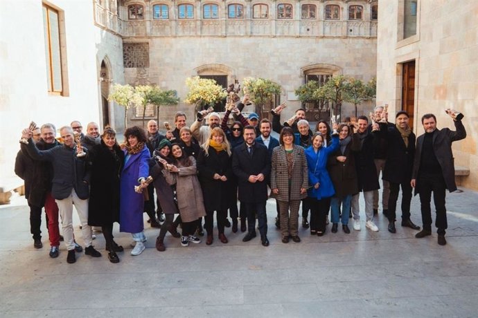 El presidente de la Generalitat Pere Aragons con galardonados con los Premis Gaudí en una recepción en el Palau de la Generalitat
