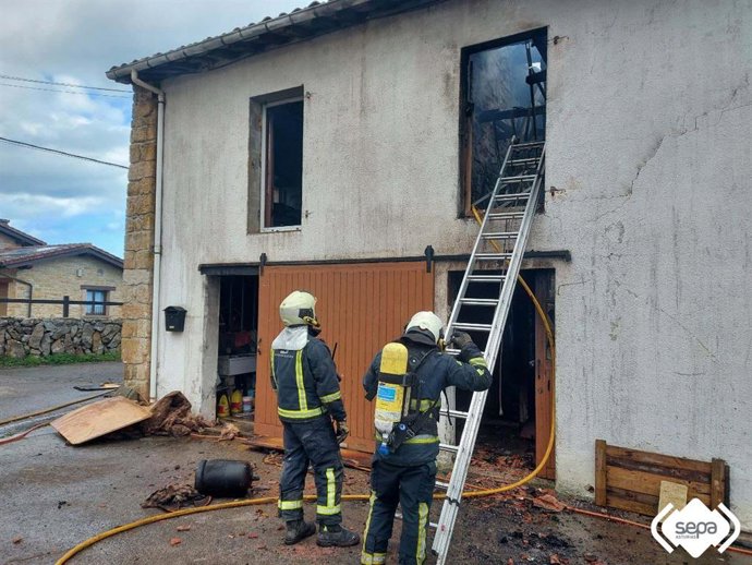 Bomberos sofocan un incendio en una casa del Barrio de Argüerín, en Argüero, Villaviciosa.