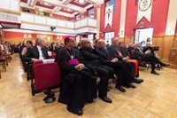 Un cardenal alemán avisa que en la Iglesia de Barcelona ya se habla de sacerdocio femenino y bendición de parejas gays