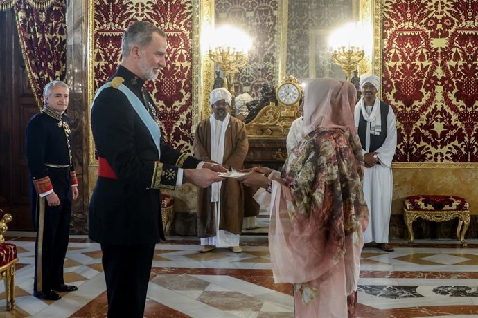 El Rey Felipe VI recibe a la embajadora de la República de Sudán, Maha Suleiman Taha Ayoub, durante la presentación de cartas credenciales, en el Palacio Real de Madrid
