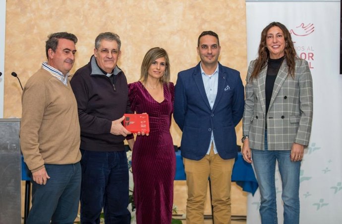 La consejera de Inclusión Social, Juventud, Familias e Igualdad de la Junta de Andalucía, Loles López, con los premiados.