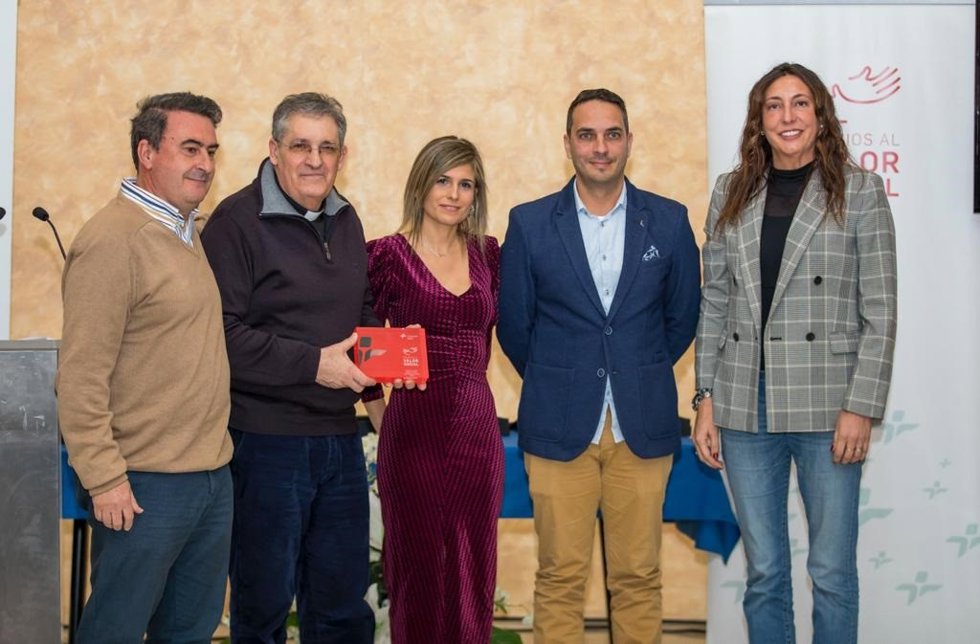 La consejera de Inclusión Social, Juventud, Familias e Igualdad de la Junta de Andalucía, Loles López, con los premiados.