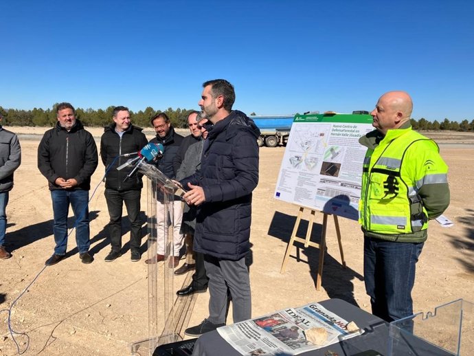 El consejero de Sostenibilidad, Medio Ambiente y Economía Azul, ha asistido al acto de colocación de la primera piedra del Centro de Defensa Forestal (Cedefo) Hernán-Valle de Guadix (Granada).