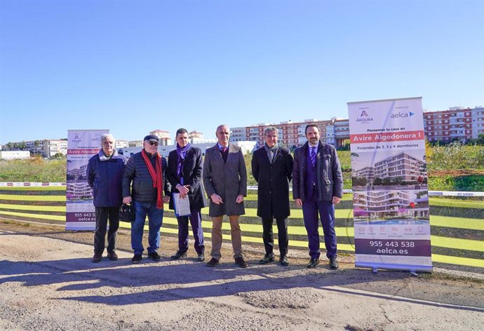 El alcalde de Sevilla, Antonio Muñoz (3d), junto a vecinos y responsables de las empresas encargadas de la urbanización de las antiguas instalaciones de la Algodonera de Alcosa, a 23 de enero de 2023 en Sevilla, (Andalucía, España). 
