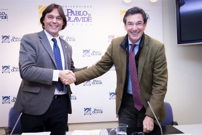 El rector de la Universidad Pablo de Olavide (UPO), Francisco Oliva Blázquez, y el director de la sede del Joint Research Centre (JRC) en Sevilla, Mikel Landabaso Álvarez.