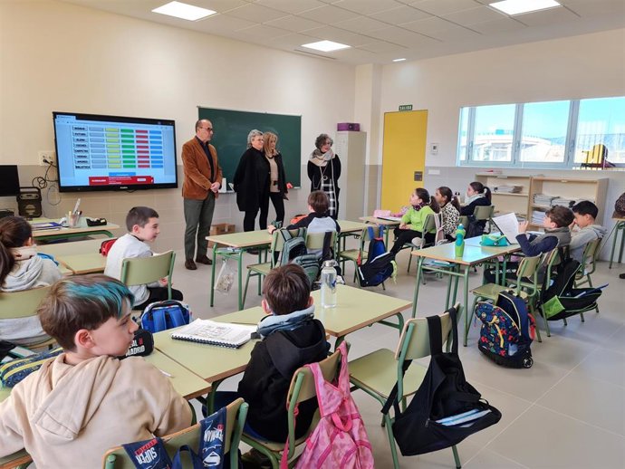 El colegio de Educación Infantil y Primaria 'Ricardo Mur' del barrio rural de Casetas, en Zaragoza, estrena nuevo edificio.
