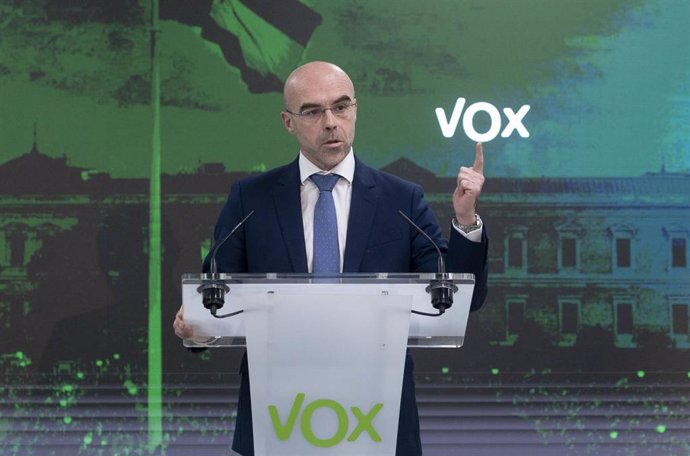 El vicepresidente de Acción Política y eurodiputado de Vox, Jorge Buxadé, interviene en una rueda de prensa en la sede del partido, en Madrid (España).