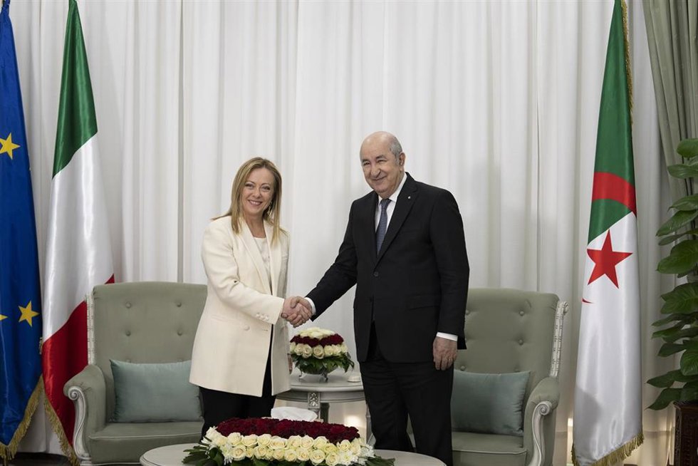 El presidente de Argelia, Abdelmajid Tebune, recibe a la primera ministra de Italia, Giorgia Meloni