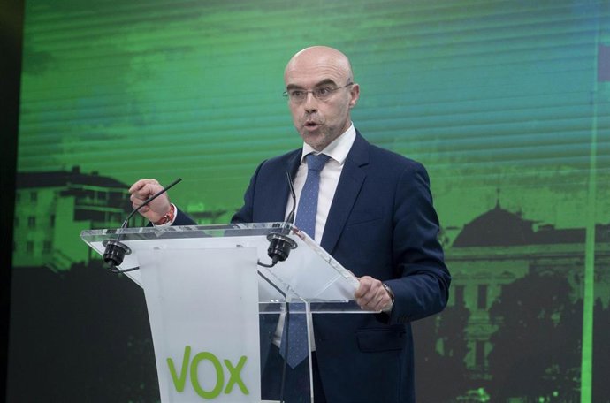 El vicepresidente de Acción Política y eurodiputado de Vox, Jorge Buxadé, interviene en una rueda de prensa en sede del partido, a 27 de diciembre de 2022, en Madrid (España).