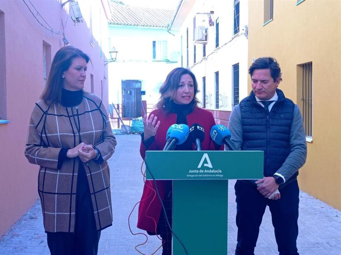 La delegada del Gobierno andaluz en Málaga, Patricia Navarro; la delegada territorial de Fomento y Vivienda, Carmen Casero, y el director provinvial de AVRA, Juan Jesús Bernal, en rueda de prensa