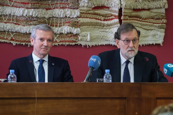 El presidente de la Xunta de Galicia, Alfonso Rueda (i) y el expresidente del Gobierno Mariano Rajoy (d), durante el acto institucional de la festividad de San Raimundo de Peñafort, patrón de la Facultad de Derecho, en la Facultad de Derecho de la Unive
