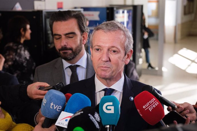 O presidente da Xunta de Galicia, Alfonso Rueda, ofrece declaracións aos medios durante o acto institucional da festividade de San Raimundo de Peñafort, patrón da Facultade de Dereito, na Facultade de Dereito da Universidade de Santiago, a