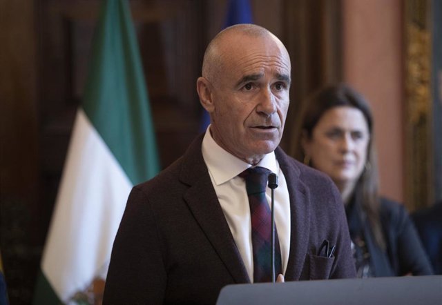 El alcalde de la ciudad, Antonio Muñoz (d), durante la rueda de prensa tras el anuncio del acuerdo presupuestario cerrado con el portavoz de Cs en el Ayuntamiento, Miguel Ángel Aumesquet. A 09 de enero de 2023, en Sevilla (Andalucía, España). 