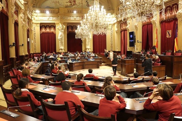 Los escolares de Baleares se comprometen en el Parlament a luchar contra el cambio climático.