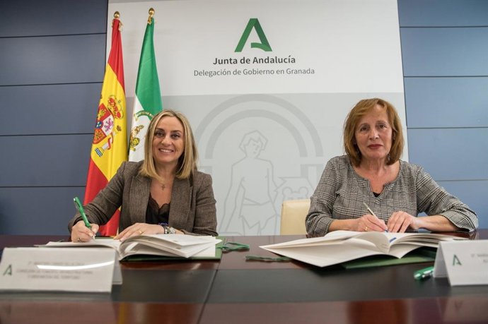 La consejera de Fomento, Articulación del Territorio y Vivienda, Marifrán Carazo, y la alcaldesa de Láchar (Granada), Mari Nieves López, han firmado un convenio de colaboración.