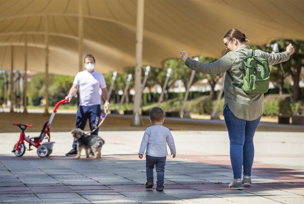 Archivo - Una familia pasean por el parque.
