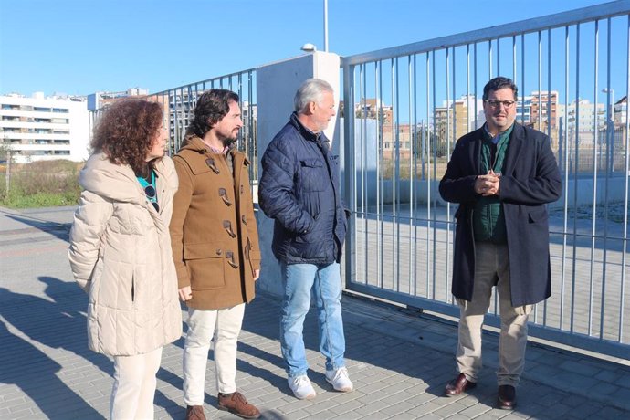 El portavoz del Grupo popular en el Ayuntamiento de Huelva, Jaime Pérez, junto a otros miembros de la formación, en el nuevo colegio de Pescadería.