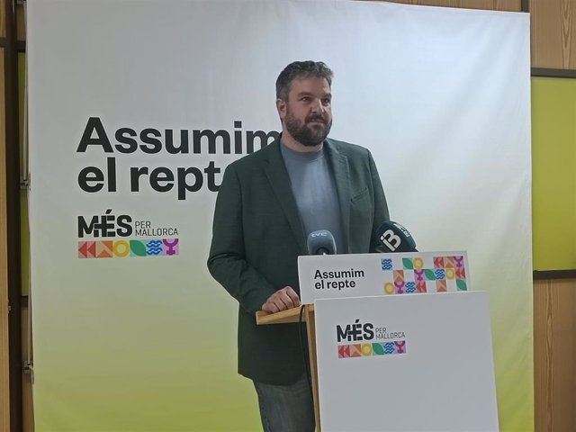Archivo - El coordinador general de MÉS per Mallorca, Lluís Apesteguia, en una rueda de prensa en la sede de la formación ecosoberanista.