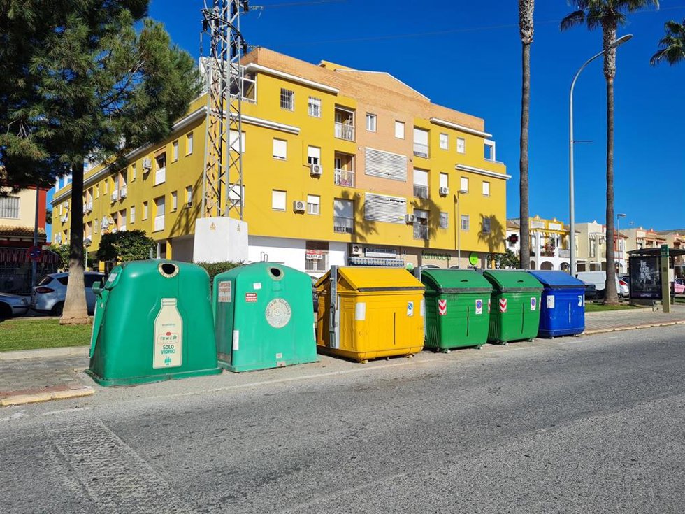 Contenedores de reciclaje en Dos Hermanas, en Sevilla.