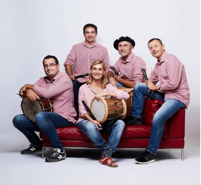 Archivo - Componentes de la Banda de Txistularis de Bilbao.