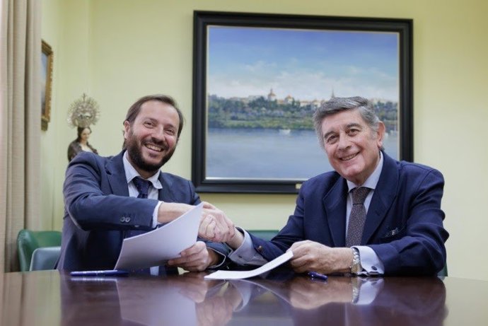 Ignacio Ortín, Head of Retail de Sandoz, y el presidente del Colegio de Farmacéuticos de Sevilla, Manuel Pérez, firman el acuerdo.