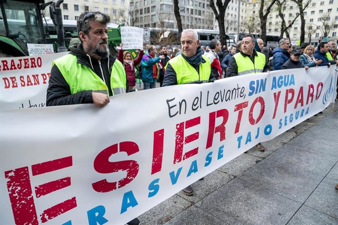 Un grupo de personas pertenecientes a la plataforma del Círculo del Agua se concentran ante la sede del Ministerio de Transición Ecológica y el Reto Demográfico, a 11 de enero de 2023, en Madrid (España). 
