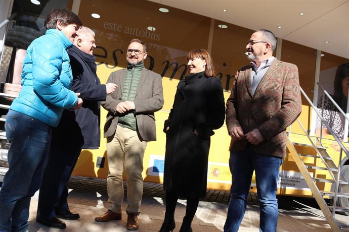 Visita al autobús informativo del Ingreso Mínimo Vital