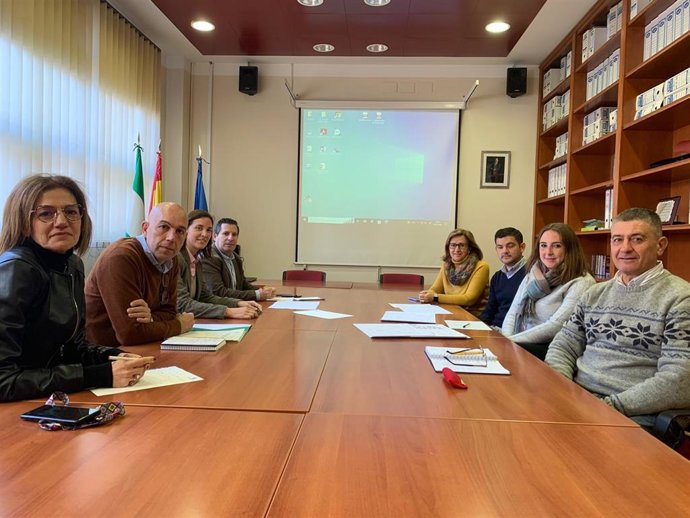 La delegada de Fomento, Articulación del Territorio y Vivienda, Cristina Casanueva (tercera por la izda.), en su visita a Peñarroya-Pueblonuevo.