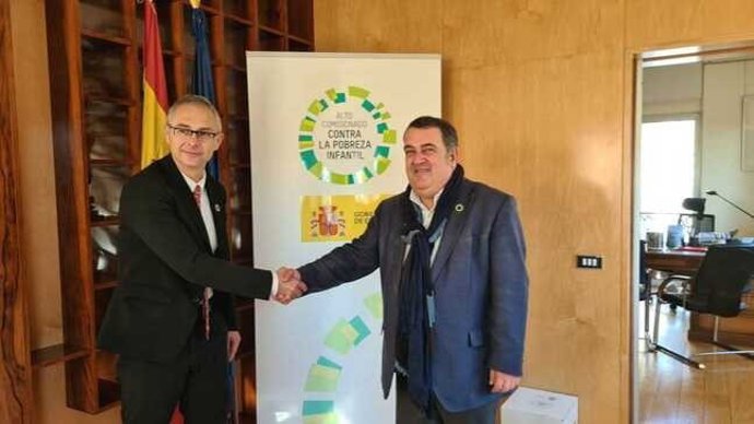 El rector de la USAL, Ricardo Rivero (i), y el máximo representante del Alto Comisionado Contra la Pobreza Infantil, Ernesto Gasco (d), tras la firma del convenio en Madrid.