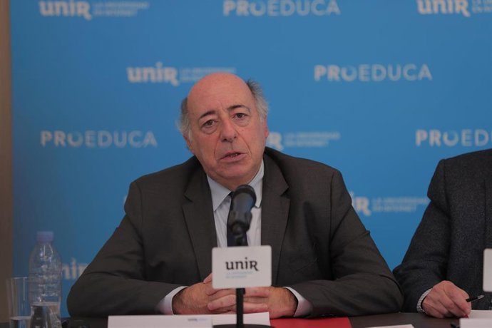 El presidente de Crue Universidades Españolas, Juan Romo, en el seminario 'La dimensión social de la universidad a debate: nuevos retos para el mundo académico', organizado por la Universidad Internacional de La Rioja (UNIR)