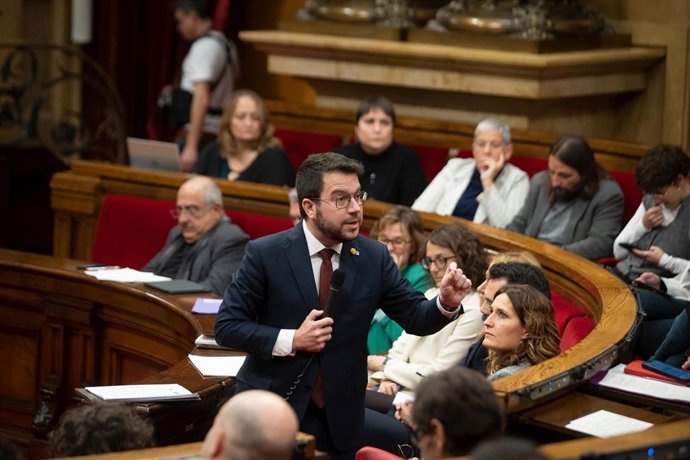Archivo - El presidente de la Generalitat, Pere Aragons, interviene durante una sesión plenaria en el Parlament. Foto de archivo.