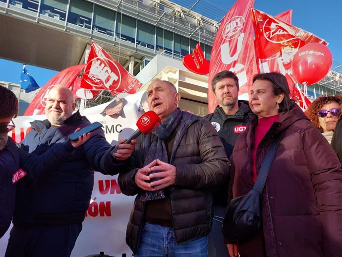 El secretario general de UGT, Pepe Álvarez, ante la sede de Banco Santander en Madrid donde se han reunido trabajadores de la entidad para solicitar que la subida salarial no se compense a través de los complementos voluntarios.