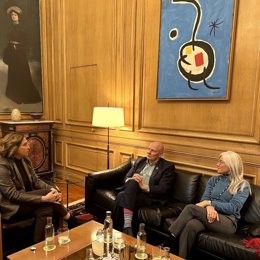L'alcaldessa de Barcelona, Ada Colau, amb el CEO de la GSMA, John Hoffman