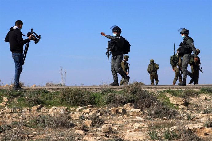 Archivo - Un videógrafo durante enfrentamientos entre palestinos y el Ejército de Israel en Hebrón