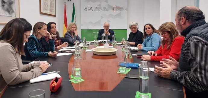 El Defensor del Pueblo andaluz, Jesús Maeztu, reunido con los colectivos agrupados en la Coordinadora por la Sanidad Pública de la Provincia de Cádiz