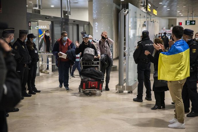 Archivo - Refugiados ucranianos son recibidos por sus familias de acogida,  a su llegada al aeropuerto de Manises, a 12 de marzo de 2022