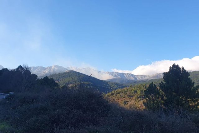 Imagen del incendio en Guisando (Ávila) en la tarde de este lunes.