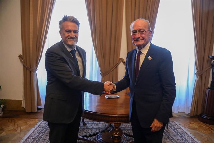 El alcalde, Francisco de la Torre, y el presidente de Microsoft en España, Alberto Granados, protocolo de intenciones.