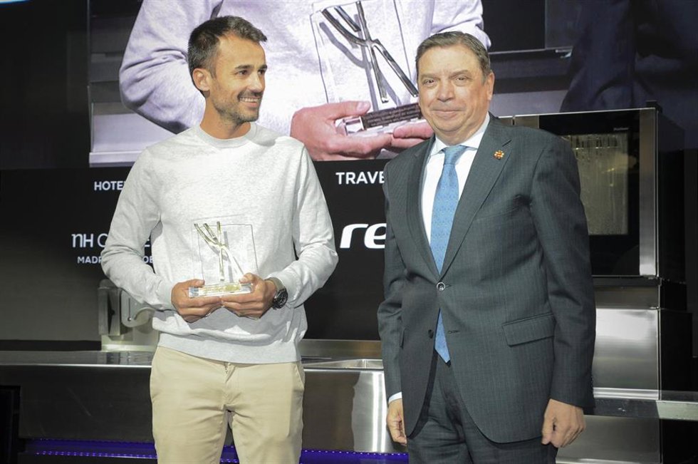 El ministro de Agricultura, Luis Planas, entrega al cocinero Borja Marrero (MuXgo) el Premio 'Defensa del producto' de Alimentos de España