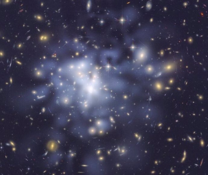 Esta imagen del telescopio espacial Hubble de la NASA muestra la distribución de la materia oscura en el centro del cúmulo gigante de galaxias Abell 1689, que contiene unas 1.000 galaxias y billones de estrellas.
