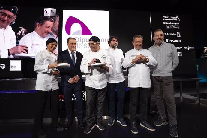 Representantes de la Diputación de Soria y cocineros en la subasta de la Trufa de Soria.