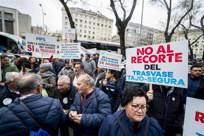 Un grupo de personas pertenecientes a la plataforma del Círculo del Agua se concentran ante la sede del Ministerio de Transición Ecológica y el Reto Demográfico, a 11 de enero de 2023, en Madrid (España).