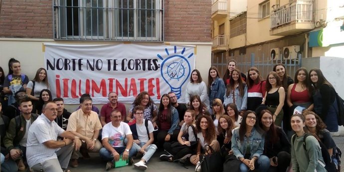 Archivo - Alumnos de la UGR, en solidaridad con vecinos encerrados por los cortes de luz de la zona norte, en imagen de archivo