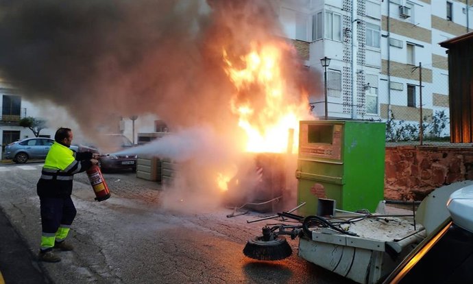 Operario trabaja en la extinción de un contenedor
