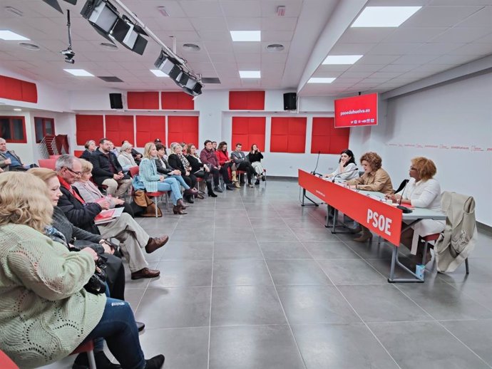 Imagen de la reunión de la secretaria de Estado de Migraciones, Isabel Castro, con las ONG de la provincia en el salón provincial del PSOE.