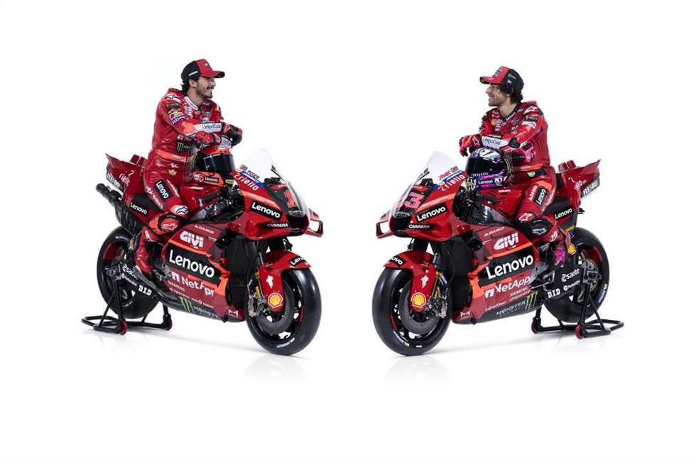 Francesco Bagnaia (izda) y Enea Bastianini (dcha) a lomos de las Desmosedici GP de Ducati para el Mundial de Motociclismo de 2023