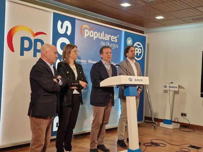 En el atril, el presidente del PP de Burgos, Borja Suárez, y a su lado los candidatos a Aranda de Duero y Miranda de Ebro, Rauqel González y Sergio Montoya, respectivamente.