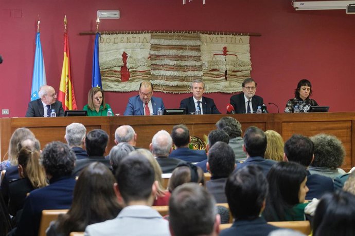 El fiscal jefe del Tribunal Superior de Xustiza de Galicia, Fernando Suanzes (1i); el rector de la Universidade de Santiago de Compostela, Antonio López (3i); el presidente de la Xunta de Galicia, Alfonso Rueda (4i) y el expresidente del Gobierno Marian