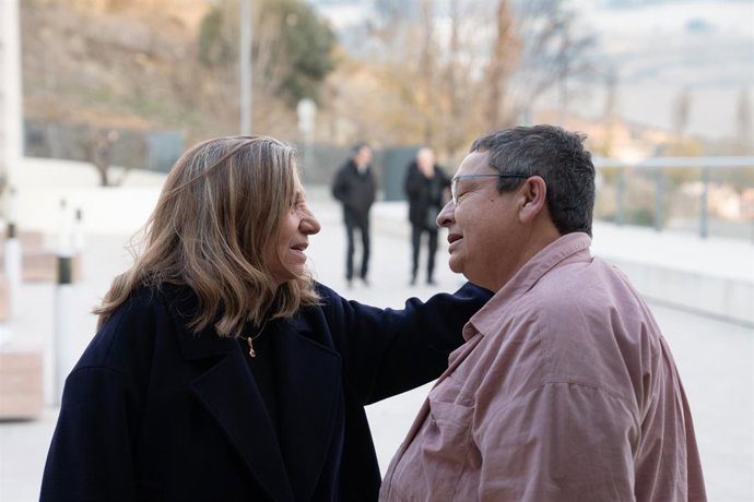 La productora i presidenta de l'Ateneu Barcelons Isona Passola amb Tonga Villaronga, germana del cineasta Agustí Villaronga, a la capella ardent del director al Tanatori de Sant Gervasi